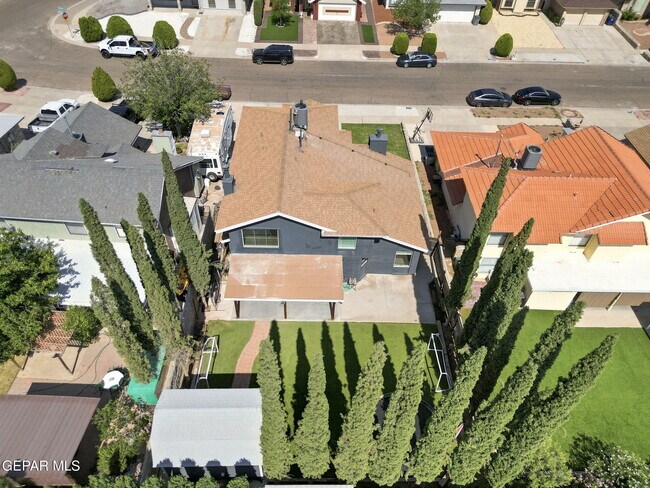 Building Photo - 2437 Fletcher Pl