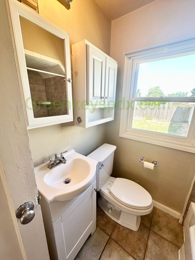 Building Photo - 2-Bedroom 2-Bathroom House in NE Portland,...