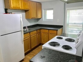 Building Photo - 410 E 9th St