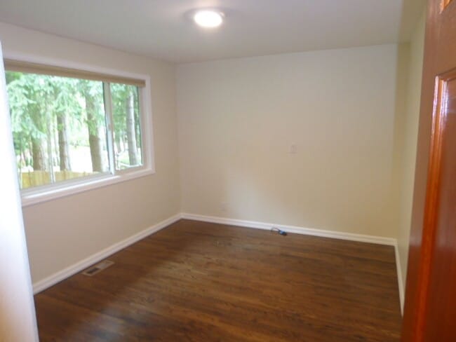 Building Photo - Charming 4 Bed 2.5 Bath + Den Rambler in S...