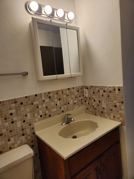 Bright bathroom w/lots of storage - 212 N 44th St