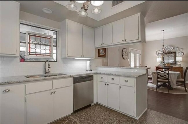 Kitchen - 3005 Tanglewood Park W