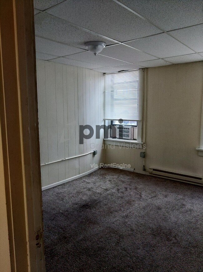 Building Photo - 601 Monroe Ave