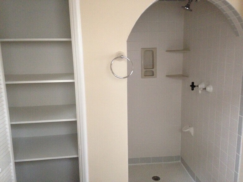 Building Photo - 235 Hawthorne St