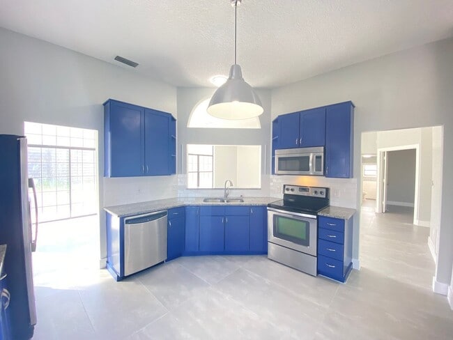 Building Photo - 13245 Shore Dr