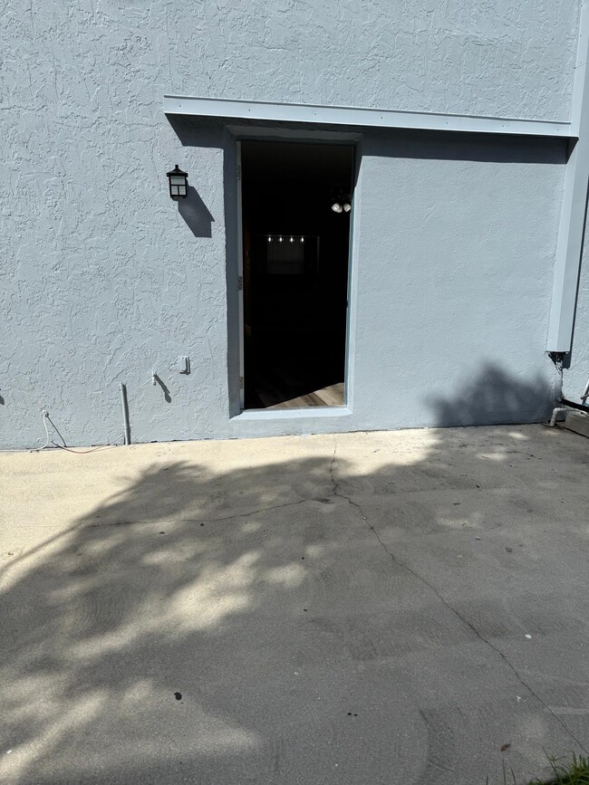 Building Photo - 622 S 11th St