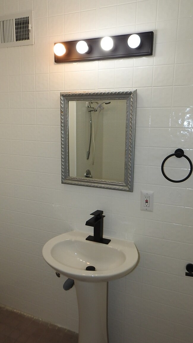 Building Photo - 4 bed 2 bath for Rent in Roeland Park, KS