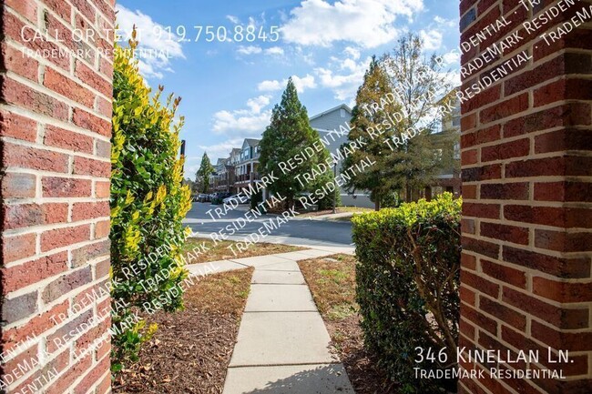 Building Photo - Spacious 4-Bedroom, 2.5-Bathroom Townhouse...