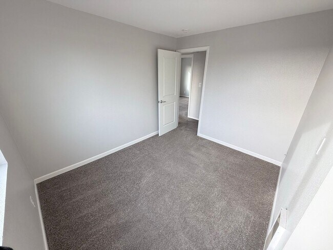 Building Photo - Top-Floor 3 Bed 2 Bath Condo in Fremont