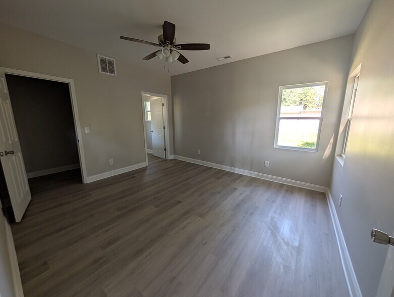 Building Photo - Room in House on Hart St