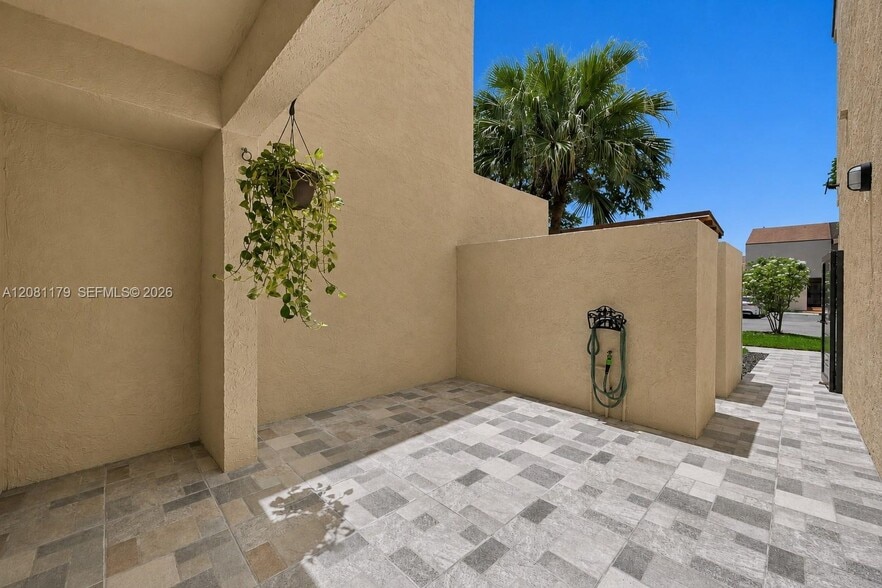 Building Photo - 9133 Fontainebleau Blvd