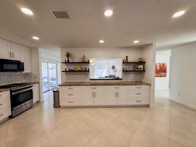 Building Photo - 9731 Bel Aire Dr