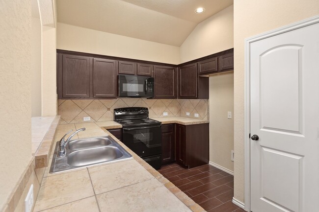 Building Photo - Beautiful 3 Bedroom Duplex Located in New ...