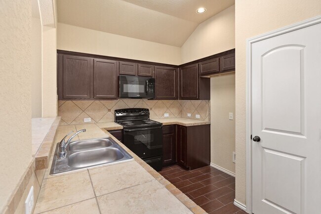 Building Photo - Beautiful 3 Bedroom Duplex Located in New Braunfels, Texas!