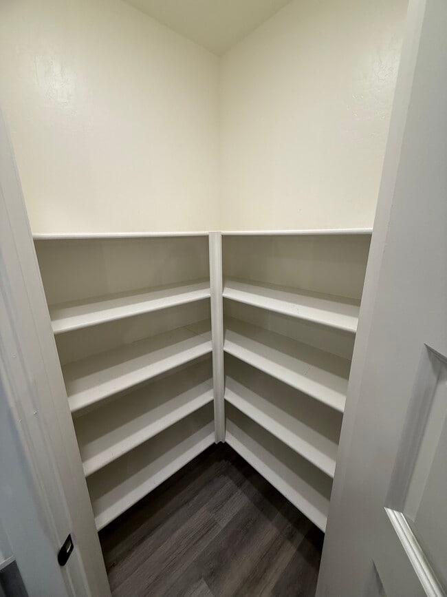 Building Photo - 402 Broadstone Ct