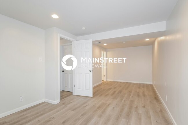 Building Photo - 3022 Brentmoor Dr