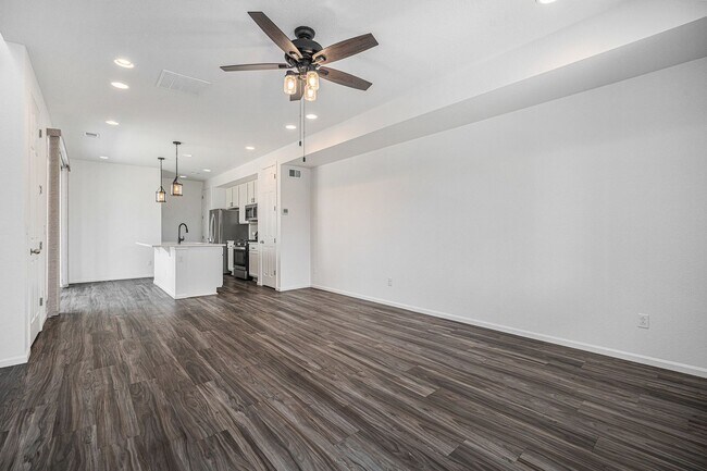 Building Photo - Spacious 3 bedroom home in the heart of Ly...