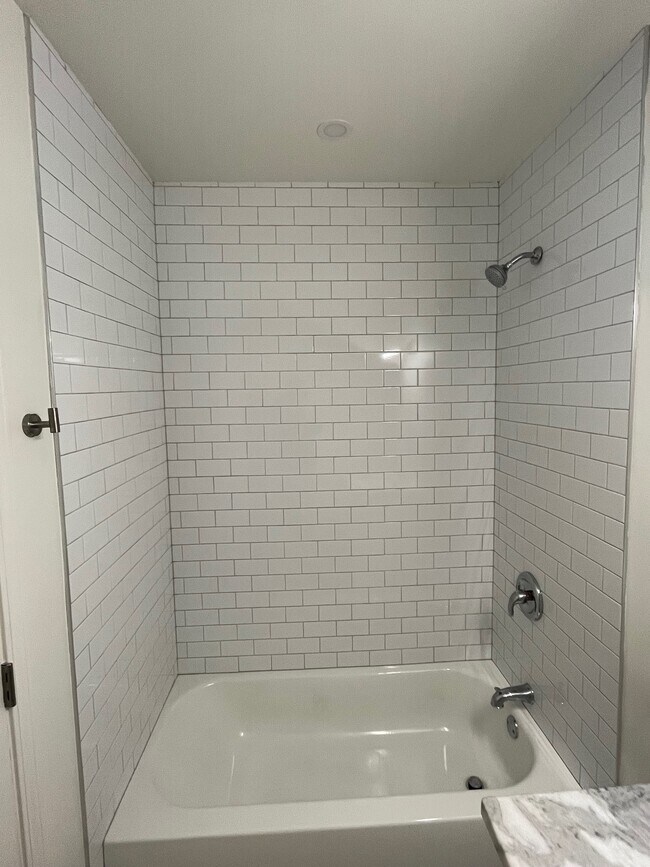 Building Photo - 930 Helios Ave