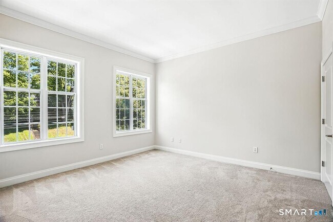 Building Photo - 142 East Ave