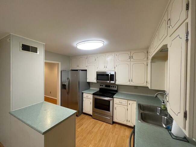 Building Photo - 536 Edgecrest Cir