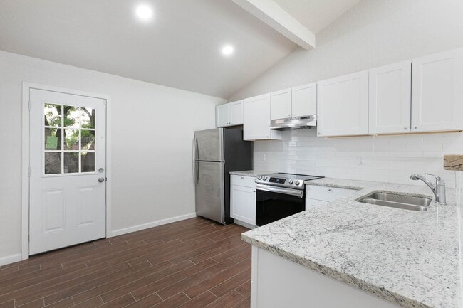 Building Photo - Renovated 2 Bedroom 1 Bath Near UTSA, Medi...