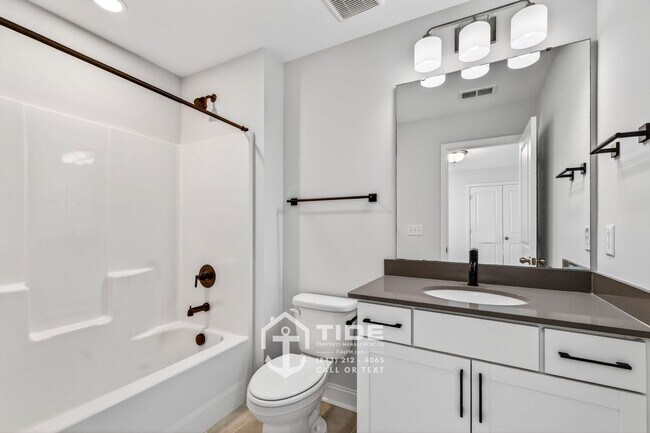 Building Photo - Comfort & Convenience in a Prime Location