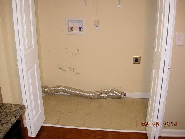 Building Photo - NICE Condo in GREAT location!!! VERY clean...