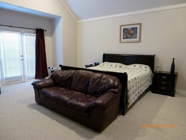 Building Photo - 5626 Dolores St