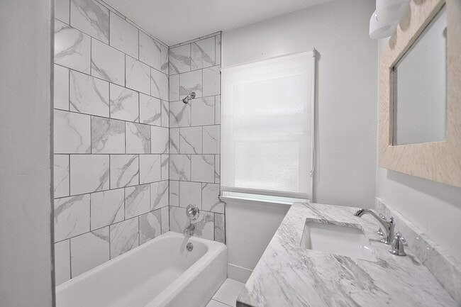 Building Photo - 2 Bed 1 Bath Home in Manhattan Beach Hill ...