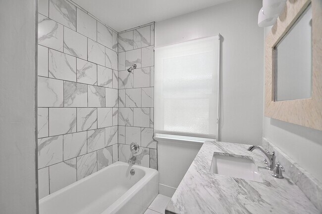 Building Photo - 2 Bed 1 Bath Home in Manhattan Beach Hill Section