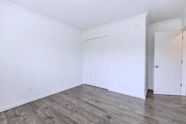 Building Photo - 725 Peninsula Ct