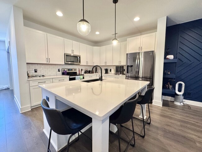 Building Photo - 2 Bed, 2.5 Bath Townhome with 2 Reserved Parking Spots