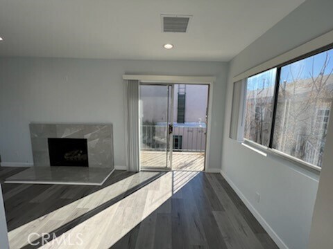 Building Photo - 10214 McClemont Ave