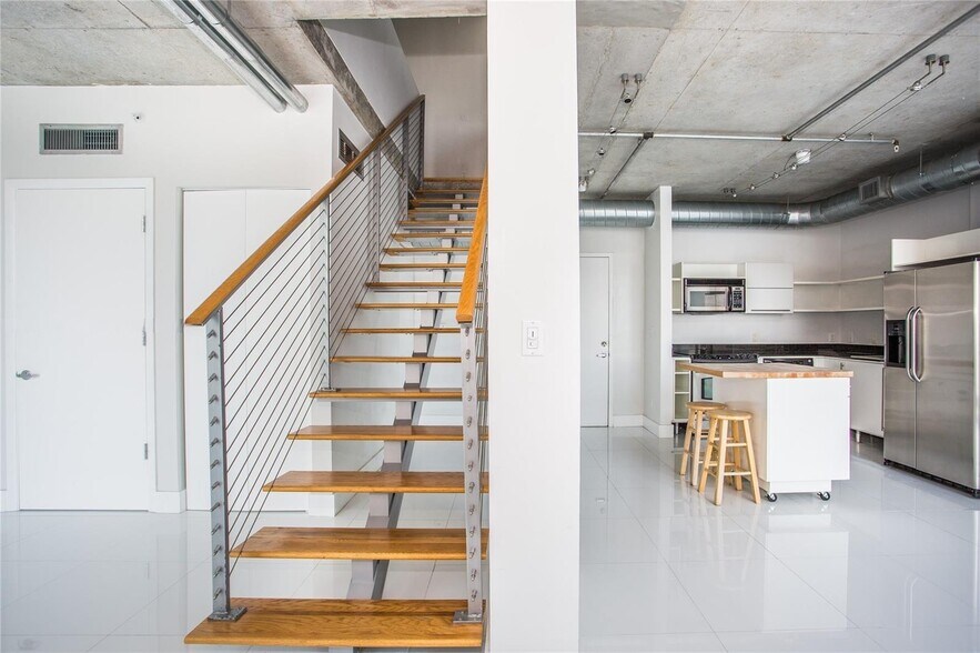 Building Photo - 690 SW 1st Ct