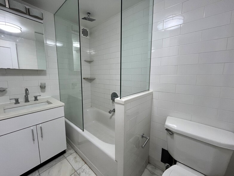 Building Photo - 137 E 38th St