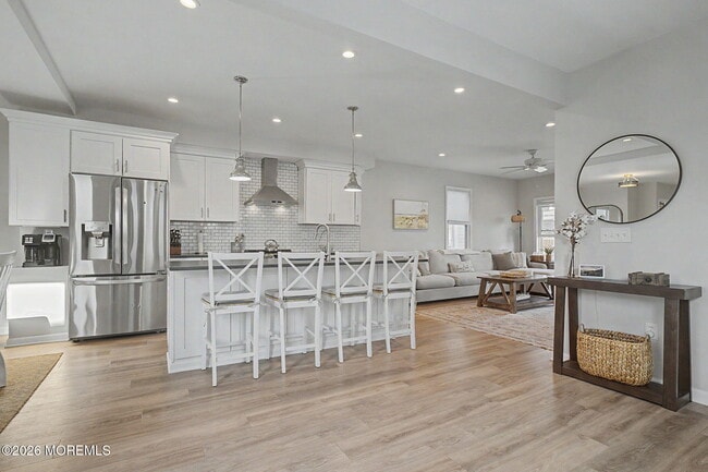 Building Photo - 10 Center St