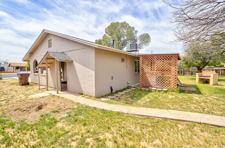 Building Photo - 334 W Harding Ave