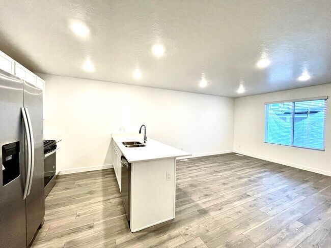 Building Photo - Modern 3-Bedroom Townhome in Provo