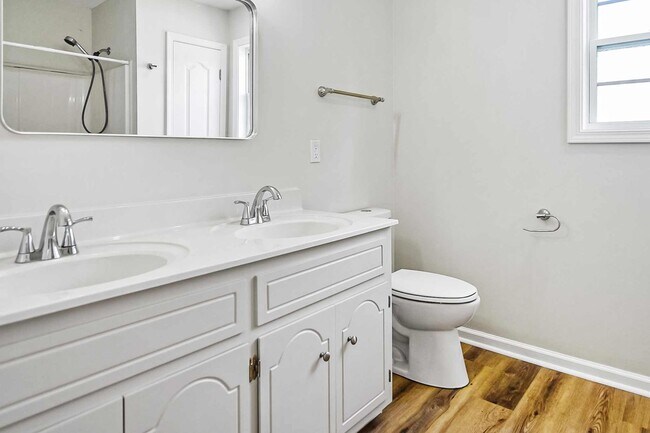 Building Photo - Pet Friendly Three Bedroom!