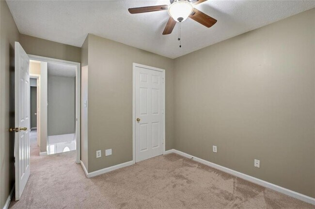 Building Photo - 800 Revena Dr
