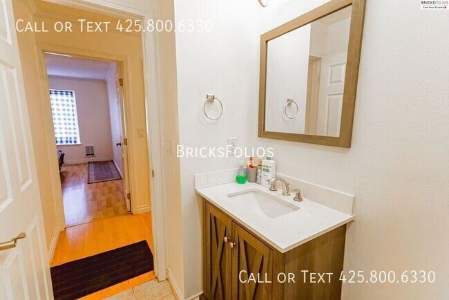 Building Photo - Prime Bellevue Condo, conveniently located...