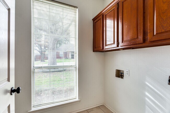 Building Photo - 8434 Golf Club Cir