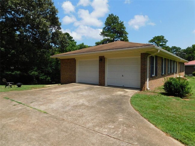 Building Photo - 1203 Oates Rd