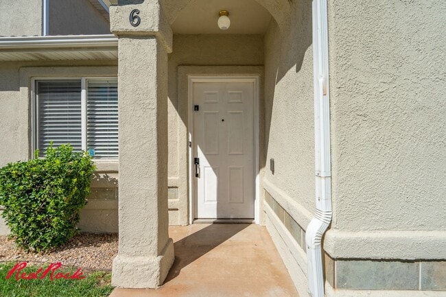 Building Photo - Pet Friendly! 3 Bedroom Single-Level Condo in St. George!