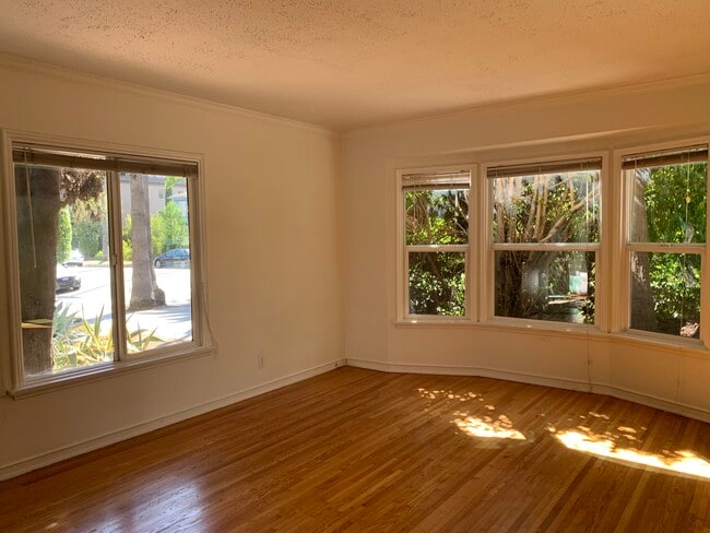 Building Photo - 416 N Doheny Dr