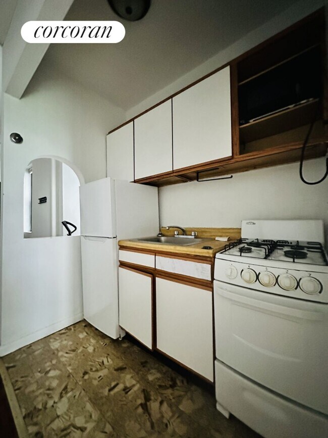 Building Photo - 424 E 66th St