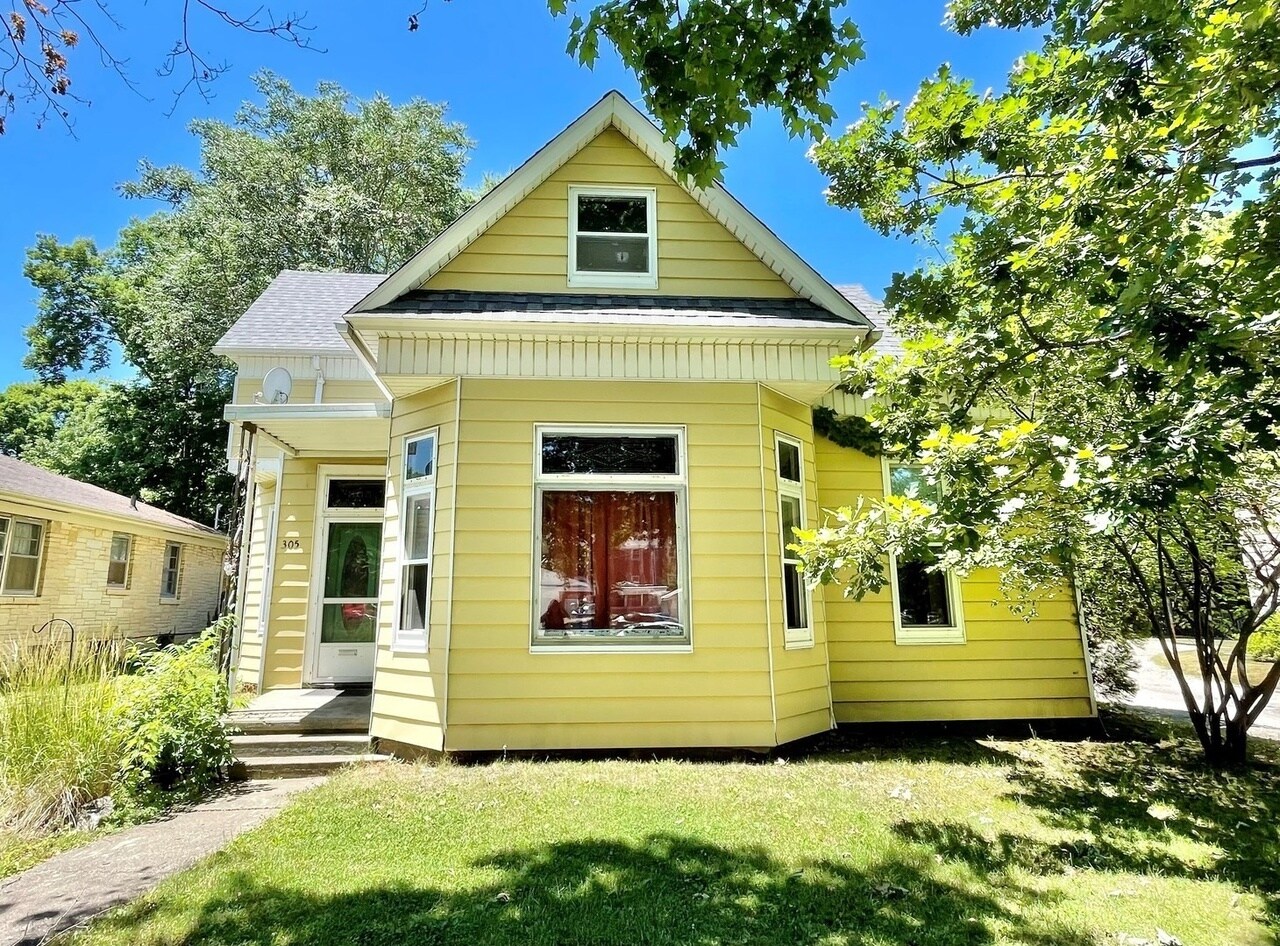 Front of house, 3 units - 305 S Elm St