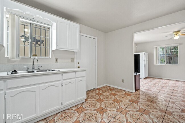 Building Photo - 4 br, 2.5 bath House - 417 E 41st St