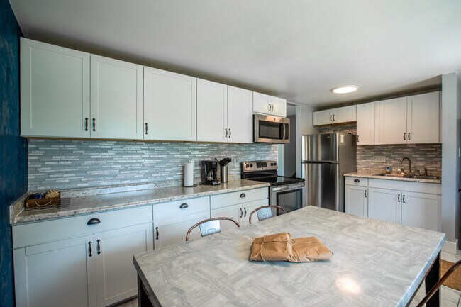 Building Photo - 1020 E Diamond Way