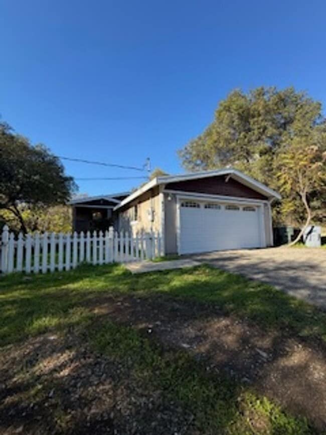 Building Photo - Auburn Cutie